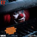 Pennywise همه چیزهایی است که شما همیشه از آن می ترسیدید و اکنون، او به سری طراحان Mezco می پیوندد. پنی وایز دارای یک پرتره سر قابل تعویض است که وخامت او را پس از شکست توسط باشگاه بازنده ها نشان می دهد. یک دست اشاره گر چپ قابل تعویض و یک دست راست هیولا مانند قابل تعویض شامل می شود. Pennywise با مجموعهای از 3 بادکنک همراه است که روی بادکنک زرد نوشته شده «اکنون به عقب برگرد». هر 3 بادکنک یا فقط بادکنک زرد مفرد را می توان به طور مرتب در دست راست او نگه داشت. از موهای قرمز آتش گرفته تا کفش های دلقک سایز بزرگش، پنی وایز همه کابوس هایی است که تا به حال دیده اید. او یک کت و شلوار دلقک با رنگ های روشن با جزئیات پوم پوم در جلو می پوشد. MDS IT (1990): Deluxe Pennywise 6 اینچ ارتفاع دارد و دارای 9 نقطه اتصال است. او در یک جعبه پنجره بسته بندی شده است که برای نمایش عالی است.