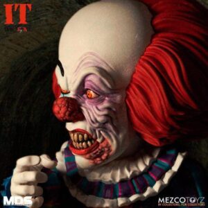 Pennywise همه چیزهایی است که شما همیشه از آن می ترسیدید و اکنون، او به سری طراحان Mezco می پیوندد. پنی وایز دارای یک پرتره سر قابل تعویض است که وخامت او را پس از شکست توسط باشگاه بازنده ها نشان می دهد. یک دست اشاره گر چپ قابل تعویض و یک دست راست هیولا مانند قابل تعویض شامل می شود. Pennywise با مجموعه‌ای از 3 بادکنک همراه است که روی بادکنک زرد نوشته شده «اکنون به عقب برگرد». هر 3 بادکنک یا فقط بادکنک زرد مفرد را می توان به طور مرتب در دست راست او نگه داشت. از موهای قرمز آتش گرفته تا کفش های دلقک سایز بزرگش، پنی وایز همه کابوس هایی است که تا به حال دیده اید. او یک کت و شلوار دلقک با رنگ های روشن با جزئیات پوم پوم در جلو می پوشد. MDS IT (1990): Deluxe Pennywise 6 اینچ ارتفاع دارد و دارای 9 نقطه اتصال است. او در یک جعبه پنجره بسته بندی شده است که برای نمایش عالی است.