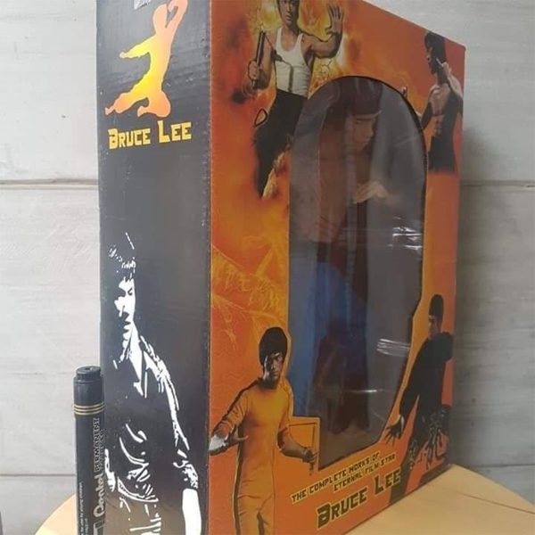 فیگور بروسلی bruce lee جعبه دار ارتفاع 35 سانتی متر