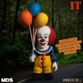 Pennywise همه چیزهایی است که شما همیشه از آن می ترسیدید و اکنون، او به سری طراحان Mezco می پیوندد. پنی وایز دارای یک پرتره سر قابل تعویض است که وخامت او را پس از شکست توسط باشگاه بازنده ها نشان می دهد. یک دست اشاره گر چپ قابل تعویض و یک دست راست هیولا مانند قابل تعویض شامل می شود. Pennywise با مجموعهای از 3 بادکنک همراه است که روی بادکنک زرد نوشته شده «اکنون به عقب برگرد». هر 3 بادکنک یا فقط بادکنک زرد مفرد را می توان به طور مرتب در دست راست او نگه داشت. از موهای قرمز آتش گرفته تا کفش های دلقک سایز بزرگش، پنی وایز همه کابوس هایی است که تا به حال دیده اید. او یک کت و شلوار دلقک با رنگ های روشن با جزئیات پوم پوم در جلو می پوشد. MDS IT (1990): Deluxe Pennywise 6 اینچ ارتفاع دارد و دارای 9 نقطه اتصال است. او در یک جعبه پنجره بسته بندی شده است که برای نمایش عالی است.