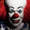 Pennywise همه چیزهایی است که شما همیشه از آن می ترسیدید و اکنون، او به سری طراحان Mezco می پیوندد. پنی وایز دارای یک پرتره سر قابل تعویض است که وخامت او را پس از شکست توسط باشگاه بازنده ها نشان می دهد. یک دست اشاره گر چپ قابل تعویض و یک دست راست هیولا مانند قابل تعویض شامل می شود. Pennywise با مجموعهای از 3 بادکنک همراه است که روی بادکنک زرد نوشته شده «اکنون به عقب برگرد». هر 3 بادکنک یا فقط بادکنک زرد مفرد را می توان به طور مرتب در دست راست او نگه داشت. از موهای قرمز آتش گرفته تا کفش های دلقک سایز بزرگش، پنی وایز همه کابوس هایی است که تا به حال دیده اید. او یک کت و شلوار دلقک با رنگ های روشن با جزئیات پوم پوم در جلو می پوشد. MDS IT (1990): Deluxe Pennywise 6 اینچ ارتفاع دارد و دارای 9 نقطه اتصال است. او در یک جعبه پنجره بسته بندی شده است که برای نمایش عالی است.