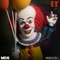 Pennywise همه چیزهایی است که شما همیشه از آن می ترسیدید و اکنون، او به سری طراحان Mezco می پیوندد. پنی وایز دارای یک پرتره سر قابل تعویض است که وخامت او را پس از شکست توسط باشگاه بازنده ها نشان می دهد. یک دست اشاره گر چپ قابل تعویض و یک دست راست هیولا مانند قابل تعویض شامل می شود. Pennywise با مجموعهای از 3 بادکنک همراه است که روی بادکنک زرد نوشته شده «اکنون به عقب برگرد». هر 3 بادکنک یا فقط بادکنک زرد مفرد را می توان به طور مرتب در دست راست او نگه داشت. از موهای قرمز آتش گرفته تا کفش های دلقک سایز بزرگش، پنی وایز همه کابوس هایی است که تا به حال دیده اید. او یک کت و شلوار دلقک با رنگ های روشن با جزئیات پوم پوم در جلو می پوشد. MDS IT (1990): Deluxe Pennywise 6 اینچ ارتفاع دارد و دارای 9 نقطه اتصال است. او در یک جعبه پنجره بسته بندی شده است که برای نمایش عالی است.