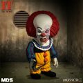 Pennywise همه چیزهایی است که شما همیشه از آن می ترسیدید و اکنون، او به سری طراحان Mezco می پیوندد. پنی وایز دارای یک پرتره سر قابل تعویض است که وخامت او را پس از شکست توسط باشگاه بازنده ها نشان می دهد. یک دست اشاره گر چپ قابل تعویض و یک دست راست هیولا مانند قابل تعویض شامل می شود. Pennywise با مجموعهای از 3 بادکنک همراه است که روی بادکنک زرد نوشته شده «اکنون به عقب برگرد». هر 3 بادکنک یا فقط بادکنک زرد مفرد را می توان به طور مرتب در دست راست او نگه داشت. از موهای قرمز آتش گرفته تا کفش های دلقک سایز بزرگش، پنی وایز همه کابوس هایی است که تا به حال دیده اید. او یک کت و شلوار دلقک با رنگ های روشن با جزئیات پوم پوم در جلو می پوشد. MDS IT (1990): Deluxe Pennywise 6 اینچ ارتفاع دارد و دارای 9 نقطه اتصال است. او در یک جعبه پنجره بسته بندی شده است که برای نمایش عالی است.