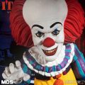 Pennywise همه چیزهایی است که شما همیشه از آن می ترسیدید و اکنون، او به سری طراحان Mezco می پیوندد. پنی وایز دارای یک پرتره سر قابل تعویض است که وخامت او را پس از شکست توسط باشگاه بازنده ها نشان می دهد. یک دست اشاره گر چپ قابل تعویض و یک دست راست هیولا مانند قابل تعویض شامل می شود. Pennywise با مجموعهای از 3 بادکنک همراه است که روی بادکنک زرد نوشته شده «اکنون به عقب برگرد». هر 3 بادکنک یا فقط بادکنک زرد مفرد را می توان به طور مرتب در دست راست او نگه داشت. از موهای قرمز آتش گرفته تا کفش های دلقک سایز بزرگش، پنی وایز همه کابوس هایی است که تا به حال دیده اید. او یک کت و شلوار دلقک با رنگ های روشن با جزئیات پوم پوم در جلو می پوشد. MDS IT (1990): Deluxe Pennywise 6 اینچ ارتفاع دارد و دارای 9 نقطه اتصال است. او در یک جعبه پنجره بسته بندی شده است که برای نمایش عالی است.
