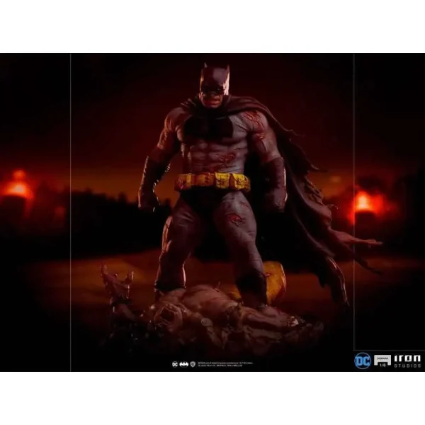 فیگور بتمن Batman The Dark Knight Returns 1/6 Diorama برند آیرون استودیو