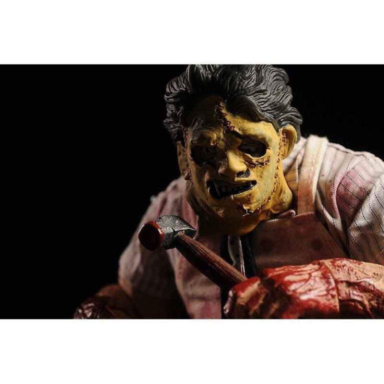 فیگور مفصلی کشتار با اره برقی تگزاس Texas Chainsaw Massacre Figure 22 سانت برند Mezco