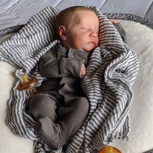 عروسک نوزادی واقعی خوابیده، شبیه نوزاد پسر برند Reborn Baby ارتفاع 45 سانت با لوازم