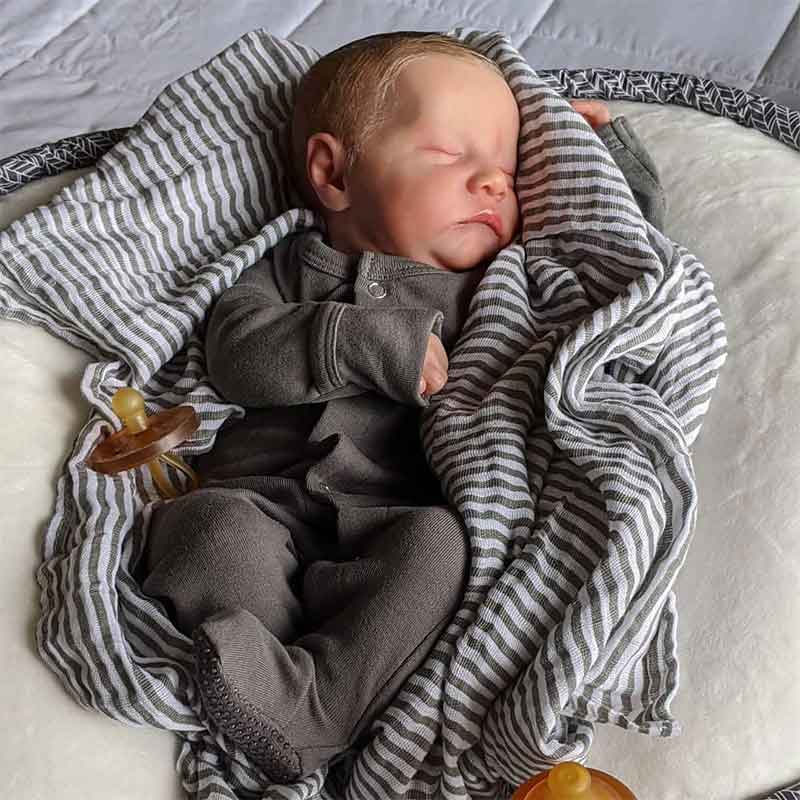 عروسک نوزادی واقعی خوابیده، شبیه نوزاد پسر برند Reborn Baby ارتفاع 45 سانت با لوازم